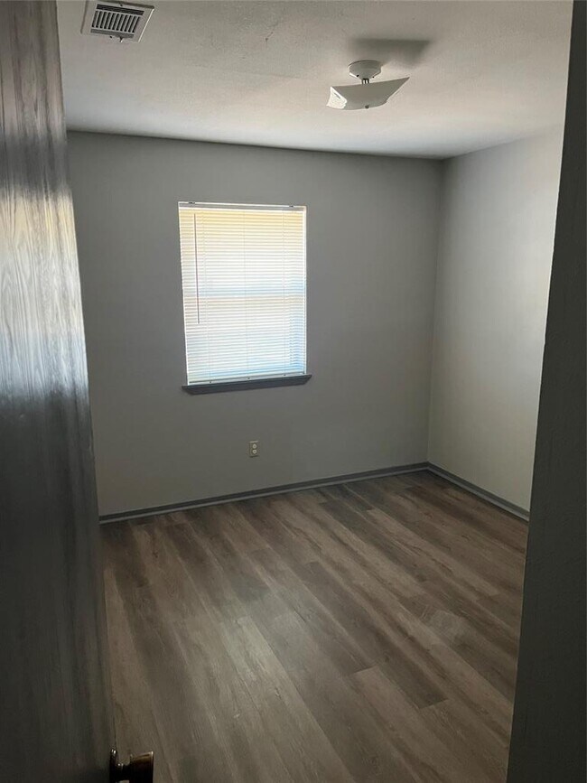 Building Photo - 705 Guadalimar St