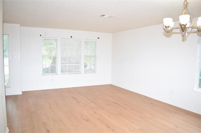 Building Photo - 2418 Willow Way