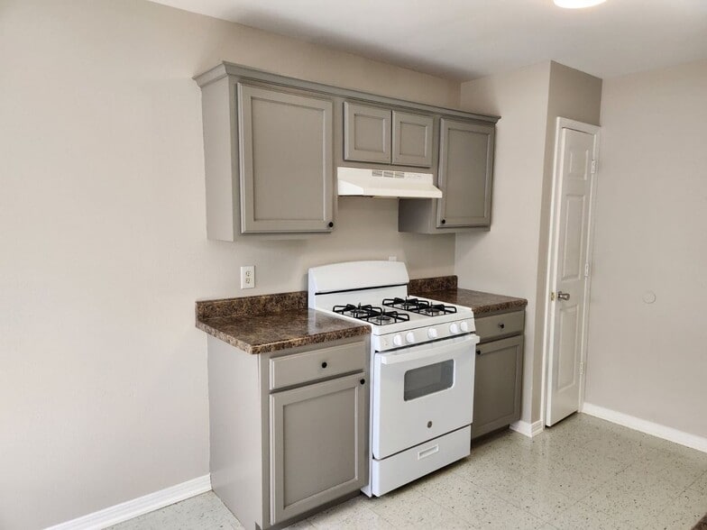 Building Photo - 13339 Vermont St