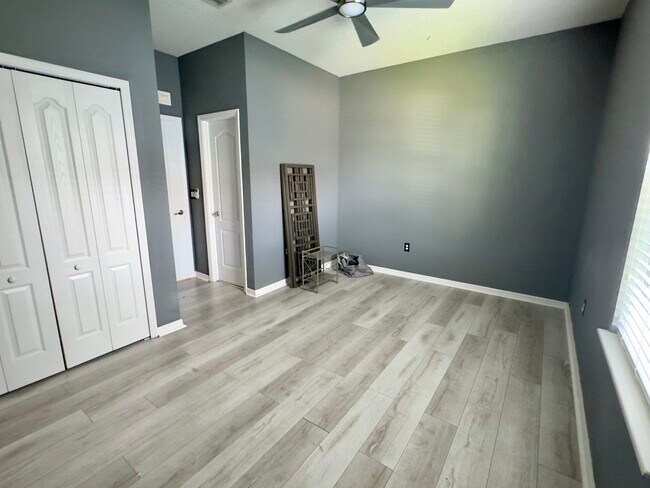 Building Photo - 520 SW Dailey Ave