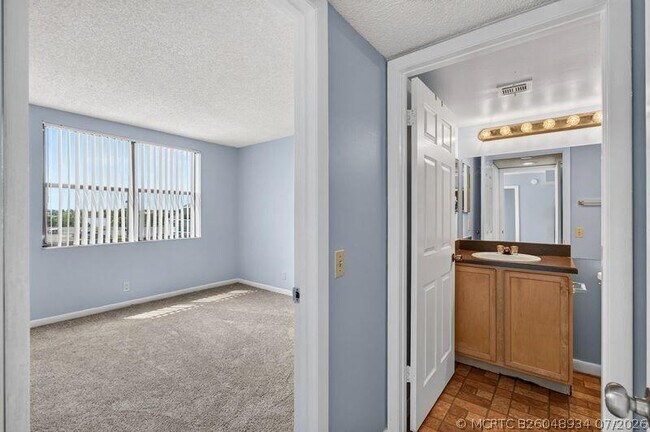 Building Photo - 724 Executive Center Dr