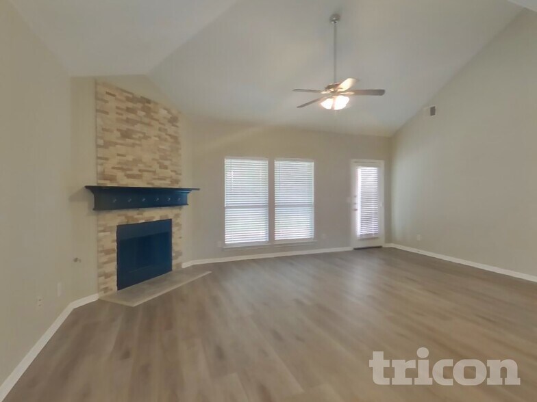 Building Photo - 511 Wolf Dr