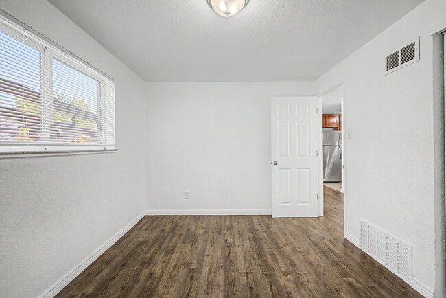 Building Photo - Garden Level 2 bedroom/1 bath for rent in Denver