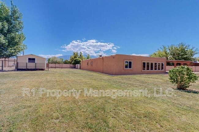 Building Photo - 501 Calle del la Angel