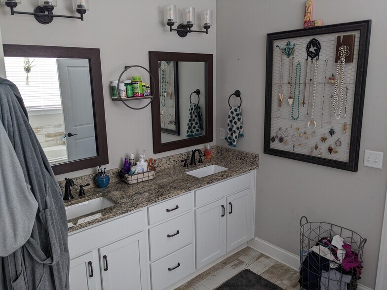 Master Bathroom - 7458 White Pine Dr