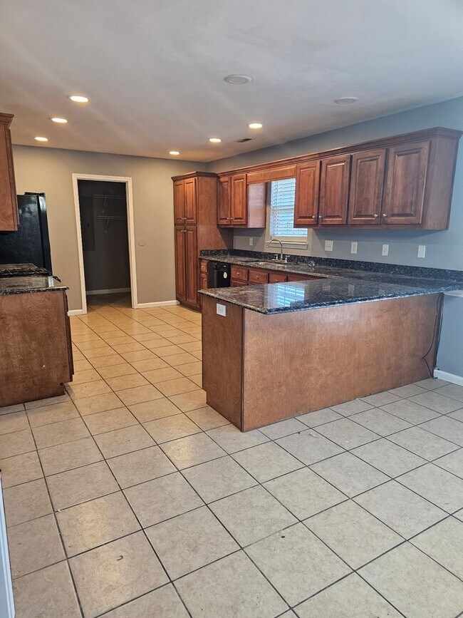 Building Photo - 5 Bedrooms- 3 Bathroom- House in West Rome!