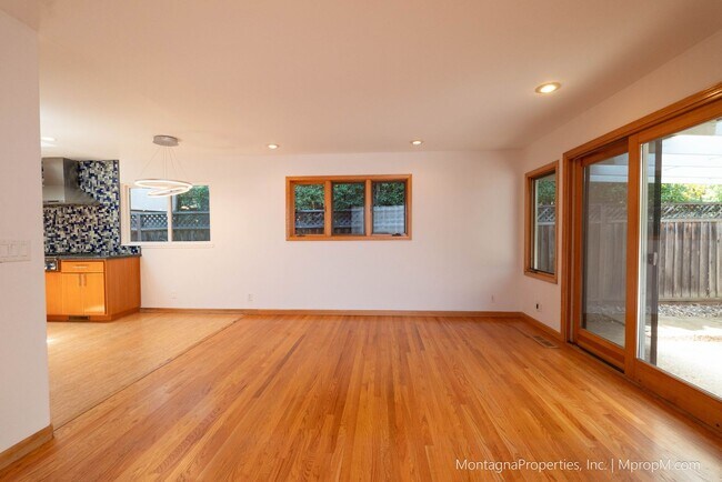 Building Photo - Beautiful, meticulously updated and  maint...