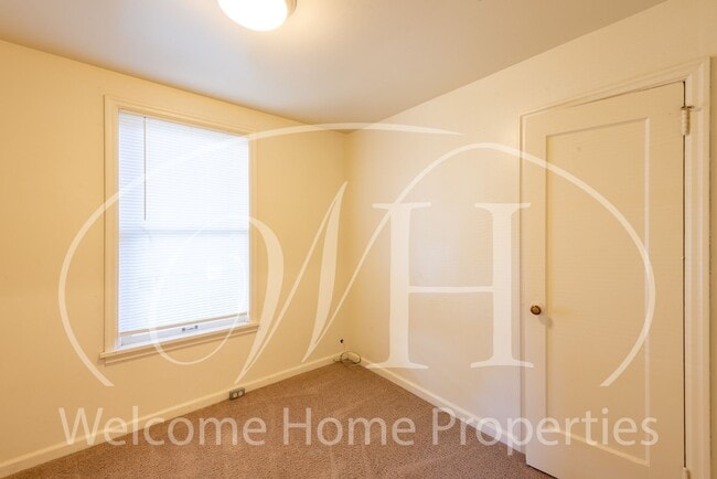 Building Photo - 120 SE 2nd St