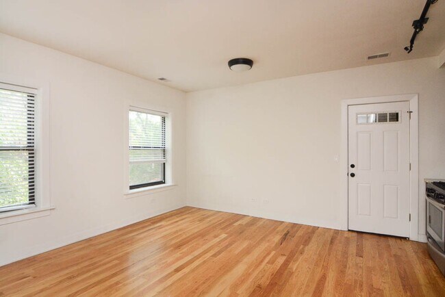 Building Photo - 2206 W Eastwood Ave