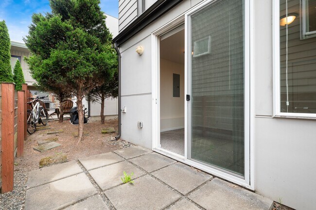 Building Photo - 3027 21st Ave W