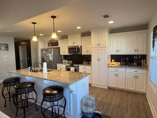 Building Photo - 4br/2ba Pet friendly 1-level home in Fort ...