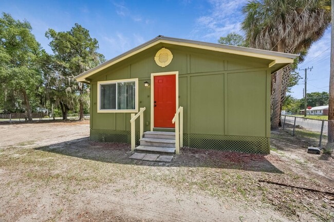 Building Photo - 2113 Silver Lake Dr