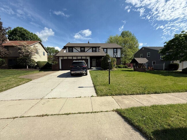 Building Photo - 1613 Mayflower Ln