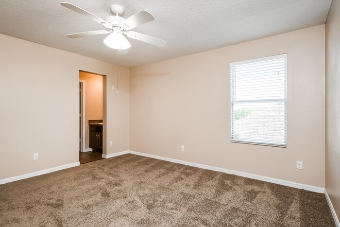 Building Photo - 2420 Plantation Oak Dr