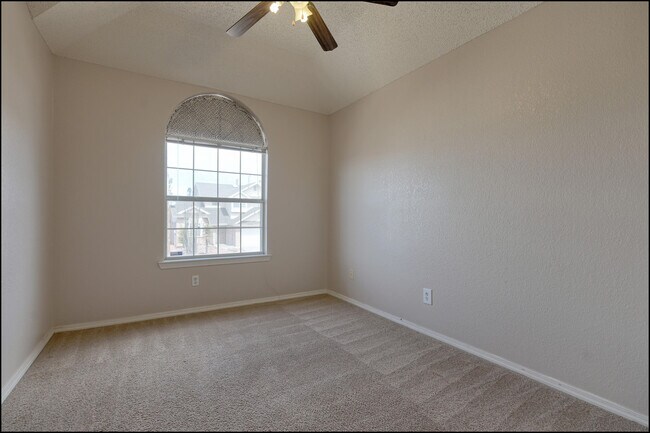 Building Photo - 7456 Luz De Lumbre Ave