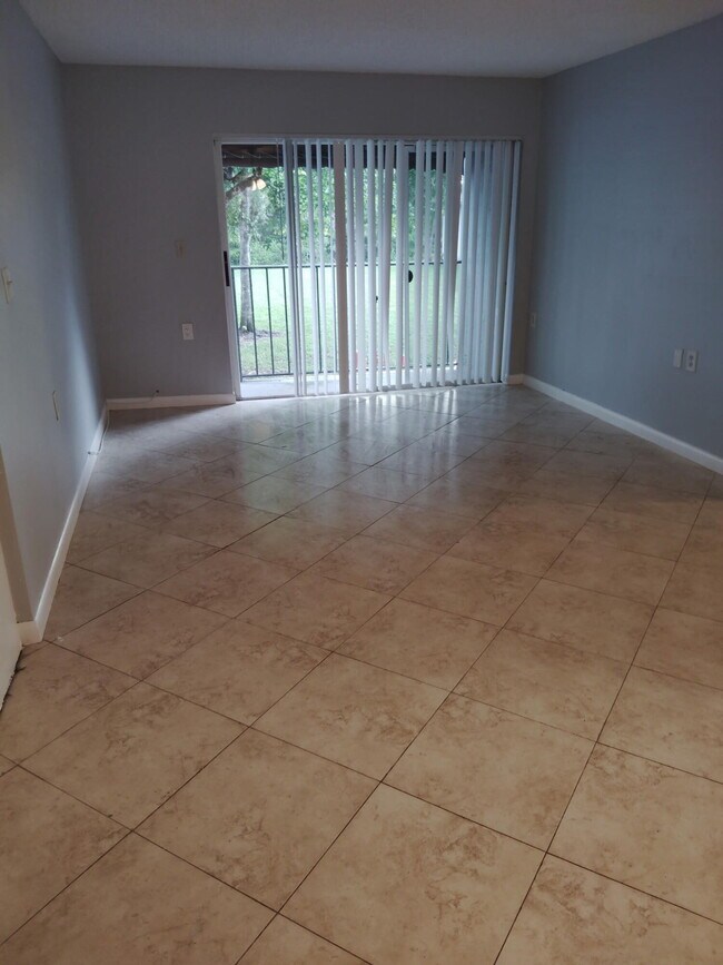 Building Photo - 1140 Lake Victoria Dr