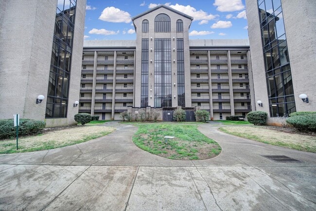 Building Photo - Lovely Two Bed Two Full Bath Condo in Fort...