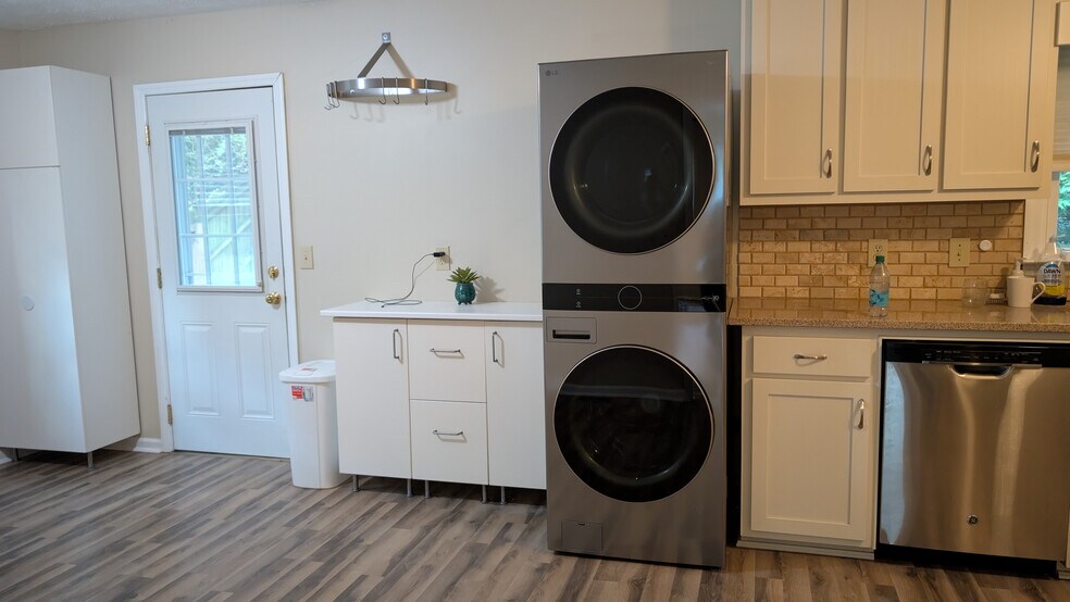 Building Photo - Room in Single Family Home on Karl Ct
