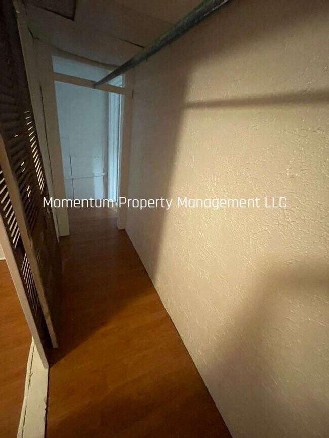 Building Photo - Beautiful One Bedroom One Bath- AVAILABLE FOR IMMEDIATE MOVE IN!!