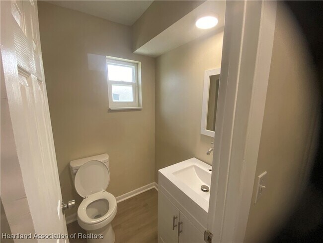 Building Photo - 1741 Kent Dr