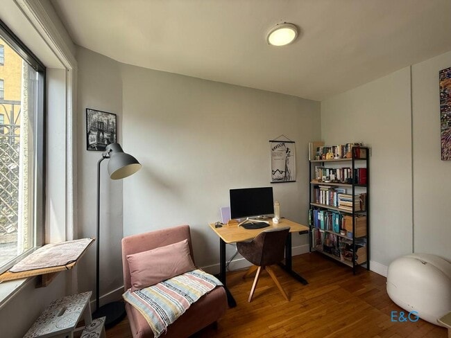 Building Photo - Top Level 3 BR Townhouse Custom Apt.  with...