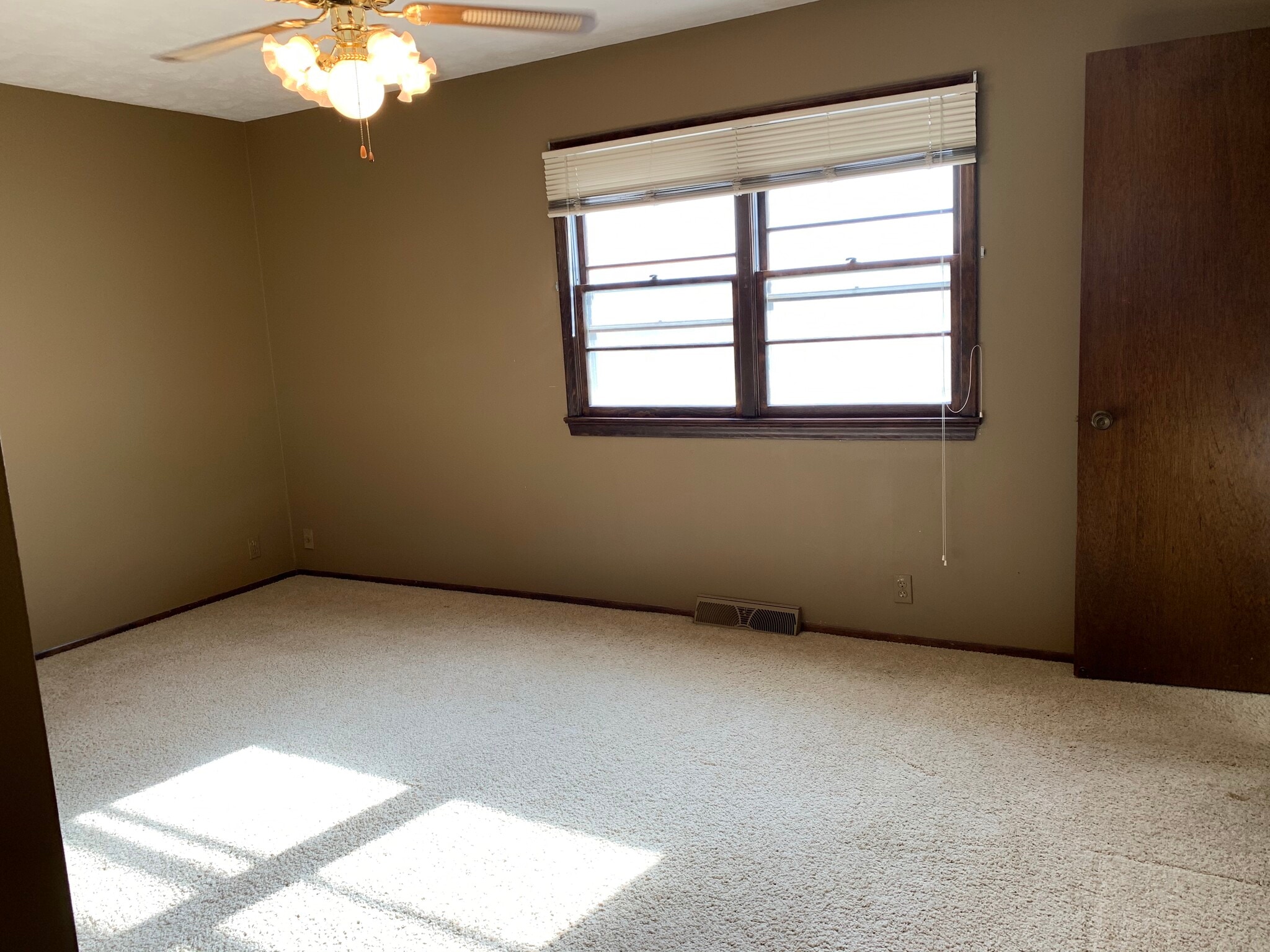 Building Photo - 10205 T Cir