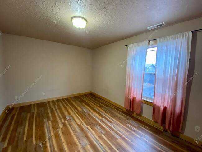 Building Photo - Dual-Level 3 BR - 2.5 BA Haven in Central Bend