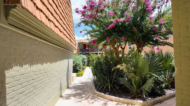 Building Photo - 1500 East Side Dr