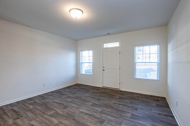 Building Photo - Two bedroom 2 1/2 bath townhome in great l...