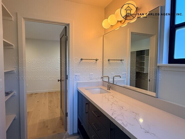 Building Photo - LESLA (I/O)