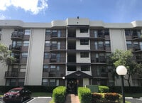 Building Photo - 2701 Riverside Dr