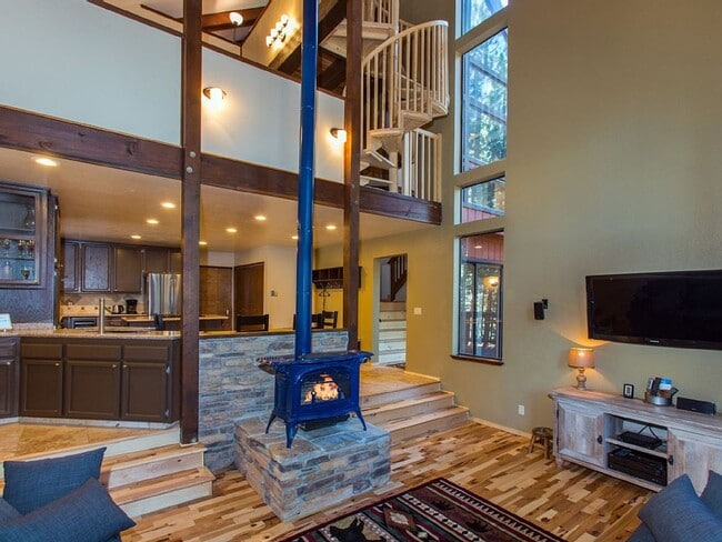 Building Photo - A Rare find in Tahoe! Spacious 4Bd house a...