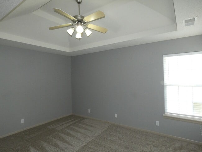 Building Photo - Renewed Townhome-4454 NE 83rd-Northland, K...
