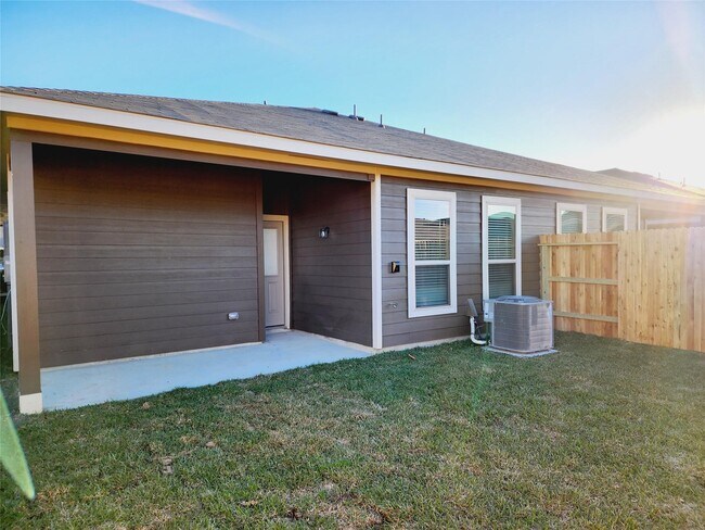 Building Photo - 9836 Grosbeak Ln