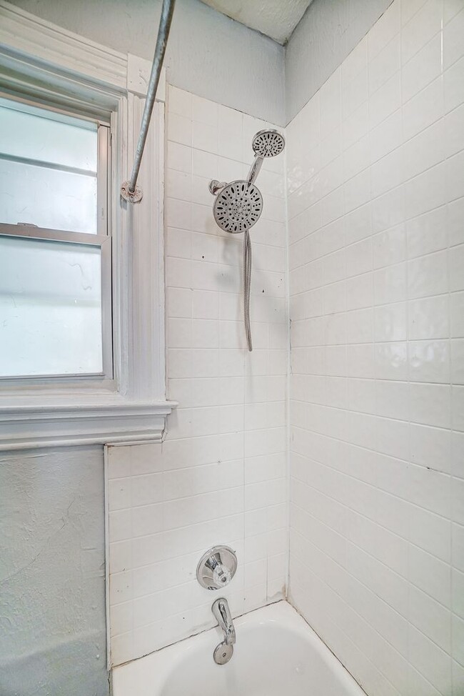 Building Photo - Three Bedroom in Cincinnati!