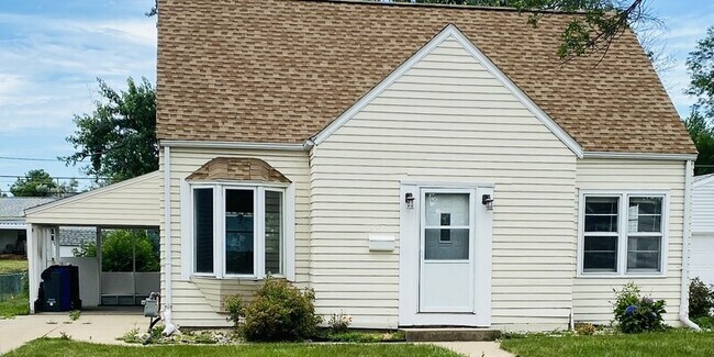 Primary Photo - 2042 G Ave NE