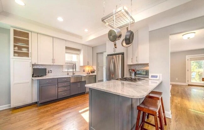 Building Photo - 986 Smith Ave