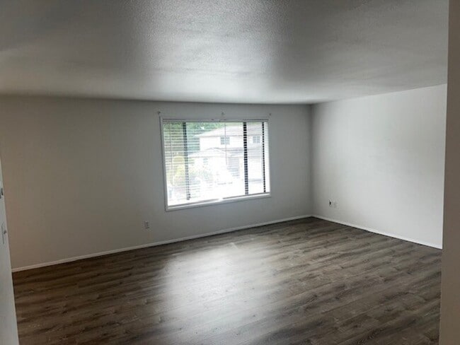 Building Photo - 514 Main Pl