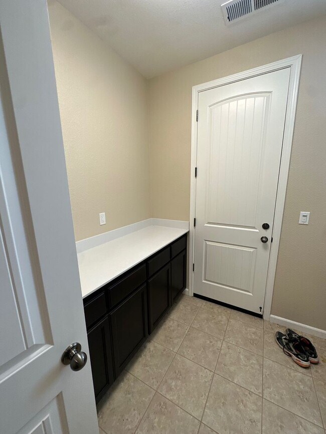 Building Photo - Spacious 4 Bed / 3 Bath Home with Large Covered Patio in Chico