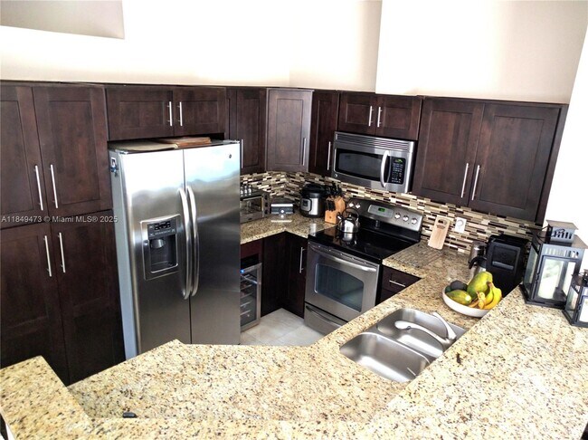 Building Photo - 1100 Chinaberry Dr