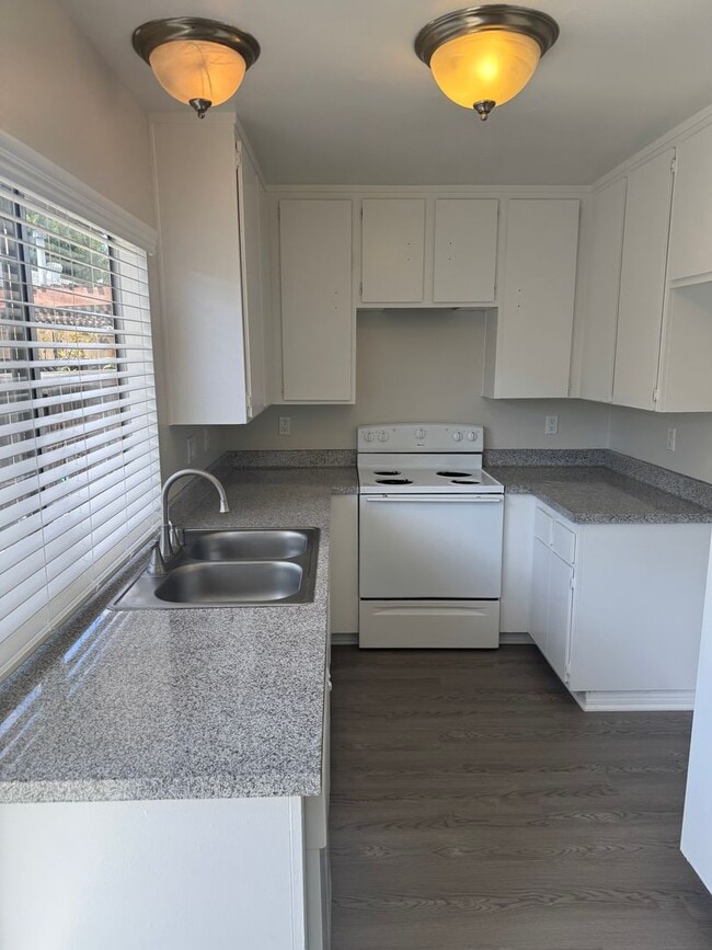 Building Photo - COMING SOON! 3 Bed + 1.5 Bath Townhouse