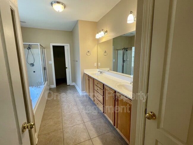 Building Photo - 979 Watersview Dr