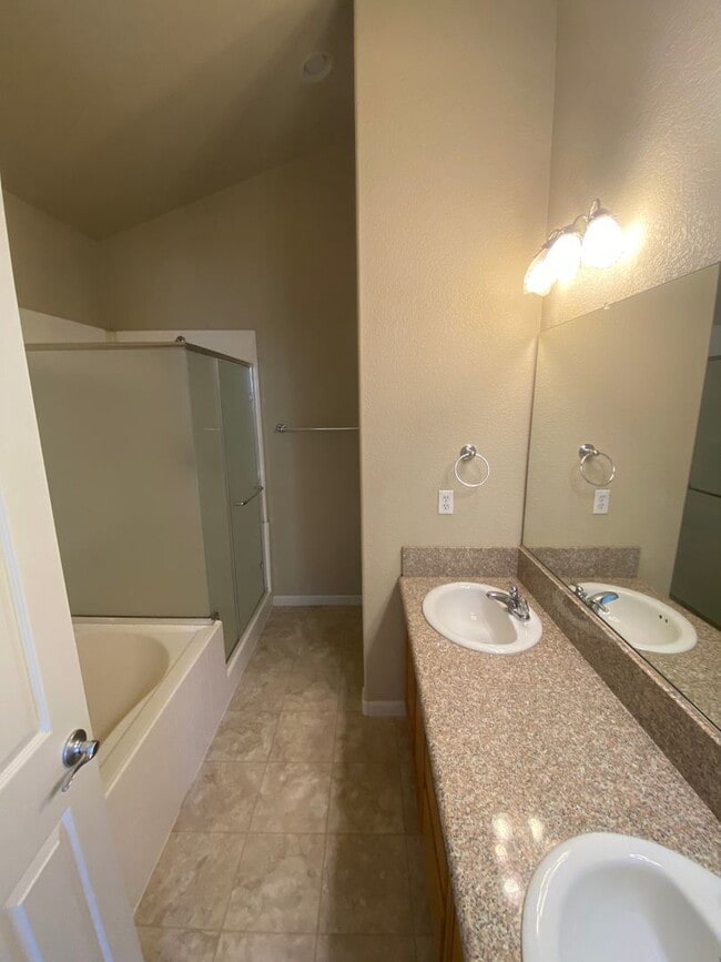 Building Photo - Sparks - Gated Community - 2 Bed 2.5 Bath - $200 OFF FIRST MONTHS RENT SPECIAL!