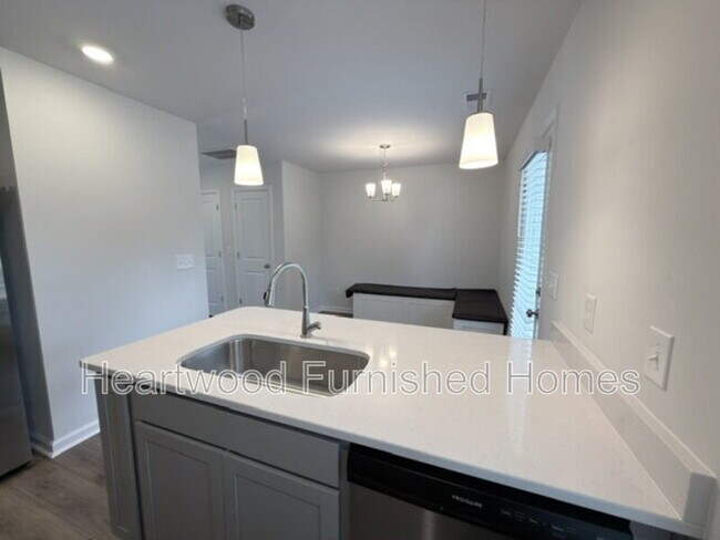 Building Photo - 807 Coburg Ln