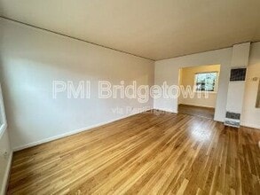 Building Photo - 6520 NE 6th Ave