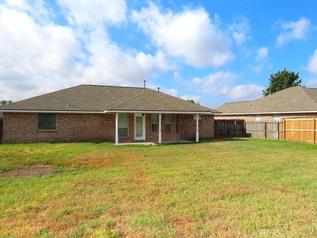 Building Photo - Gorgeous 3 Bedroom, 2 Bath Home in Flint!