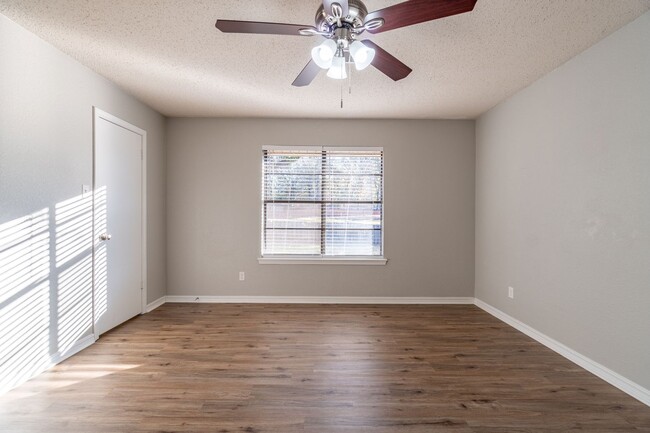 Building Photo - ** Move-In Special ** Beautiful 3 Bed 2 Ba...