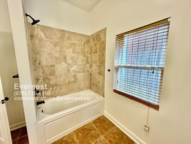 Building Photo - Spacious 4-Bedroom Home with Front Porch a...