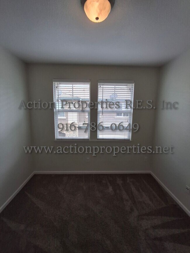 Building Photo - Stunning Townhome.  - 2 Stories - 3 Bed, 2.5 Bath, 2 Car Garage - Nearby Trails!