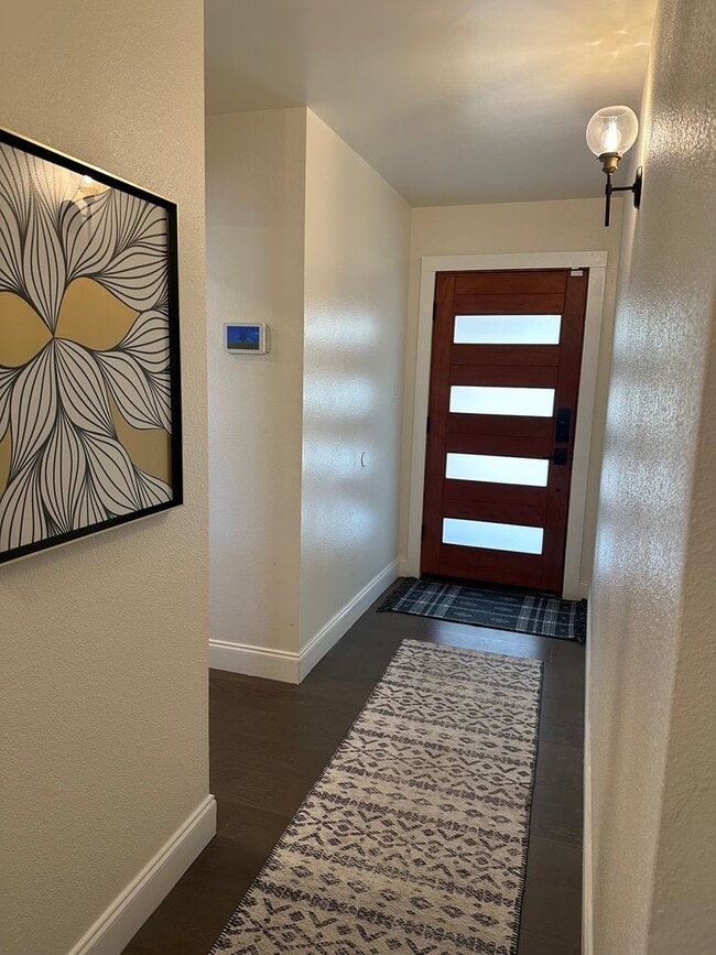 Building Photo - *** Near Domain * Stunning 4 Bedroom House * Fully Furnished * Designer Decorated * High End Luxu...